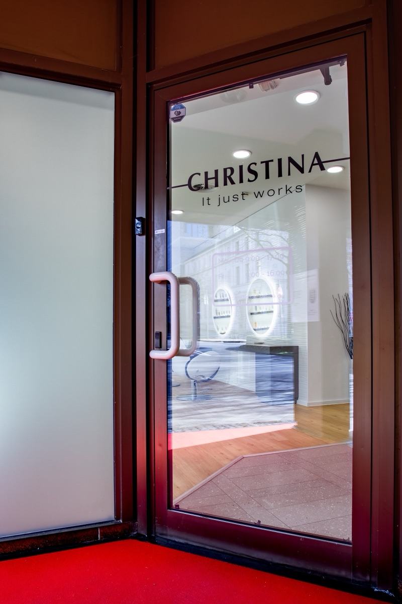 Eingangstür des Christina House mit dem Schriftzug Christina — It just works