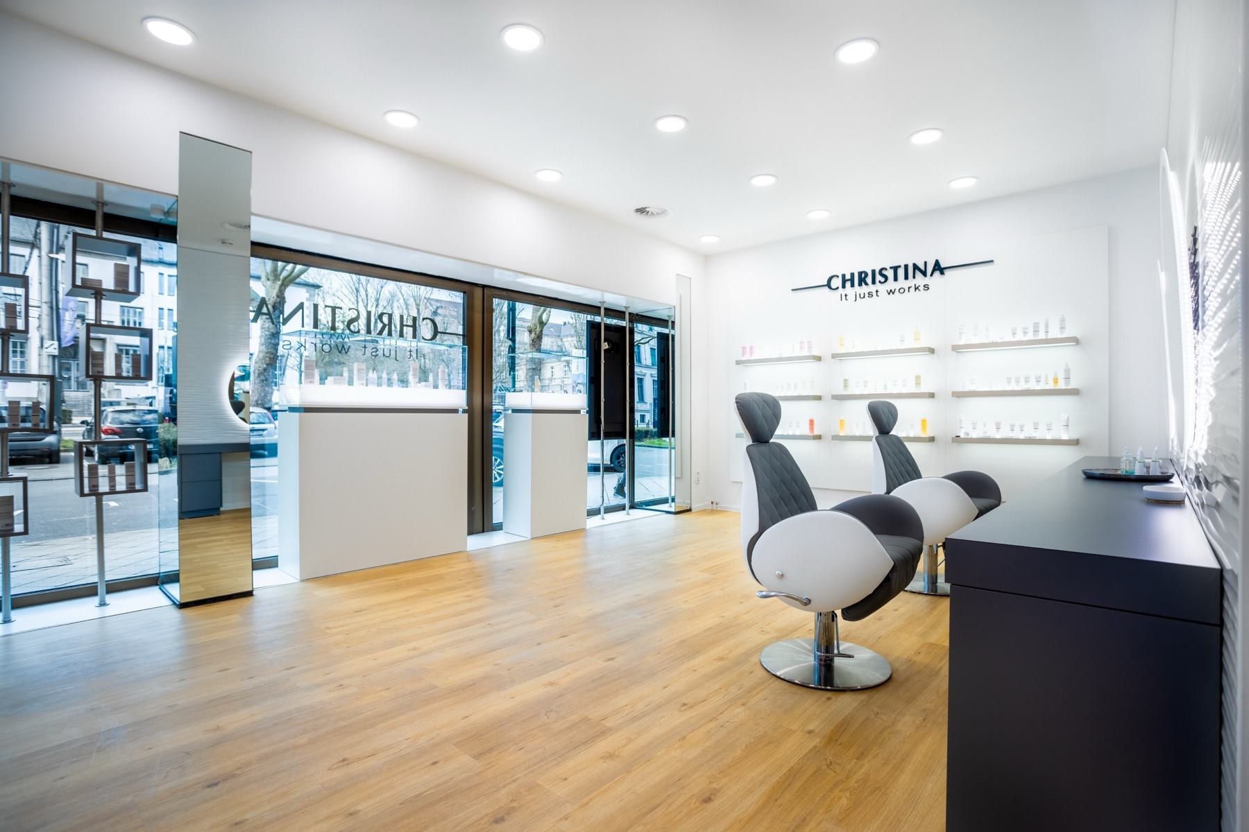 Empfang im Christina House: Schaufensterfront zur Straße, Produktwand und Christina-Schriftzug
