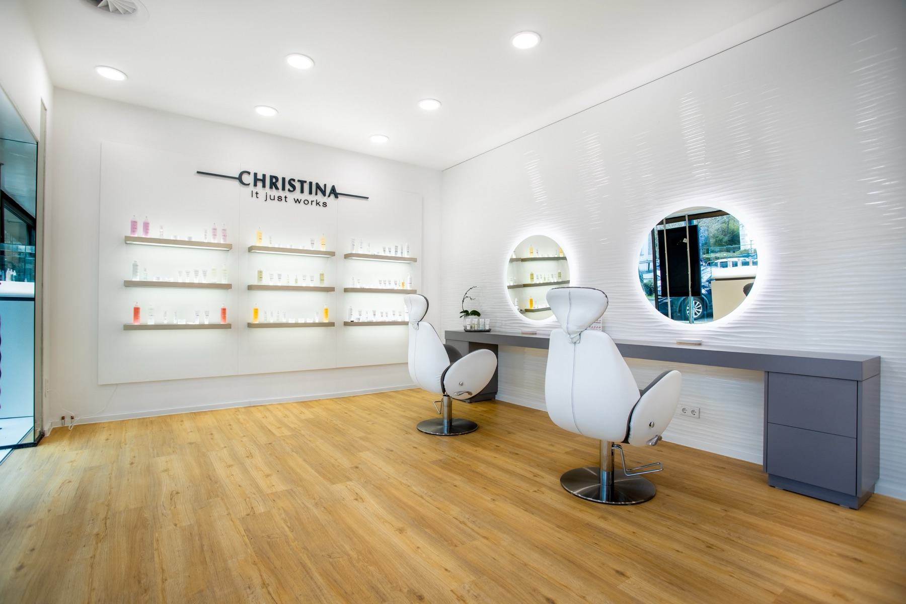 Showroom im Christina House, Ständeplatz 15, Kassel — Produktwand unter dem Christina-Wandlogo