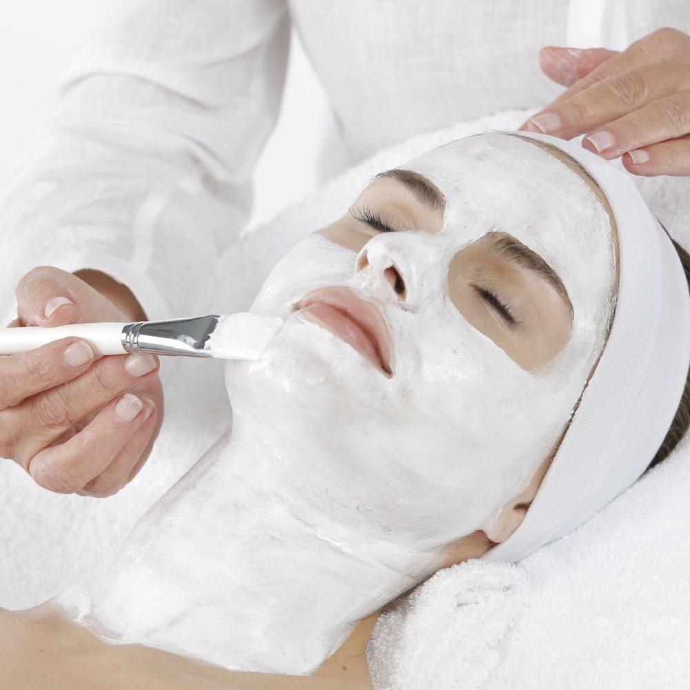 Auftrag der Revitalizing-Maske mit dem Pinsel in der Kabine