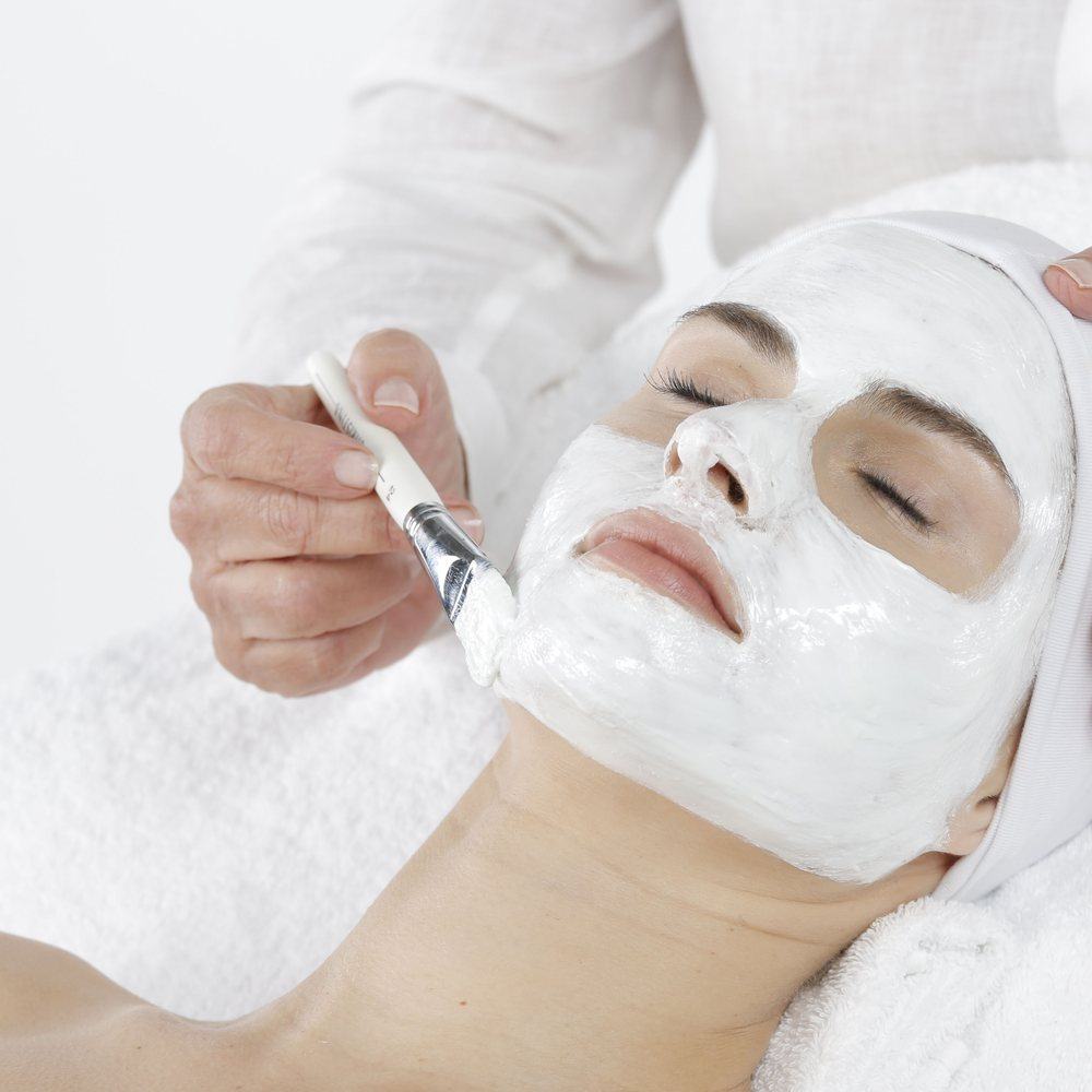 Auftrag der Seb-Adjustor-Maske mit dem Pinsel in der Kabine