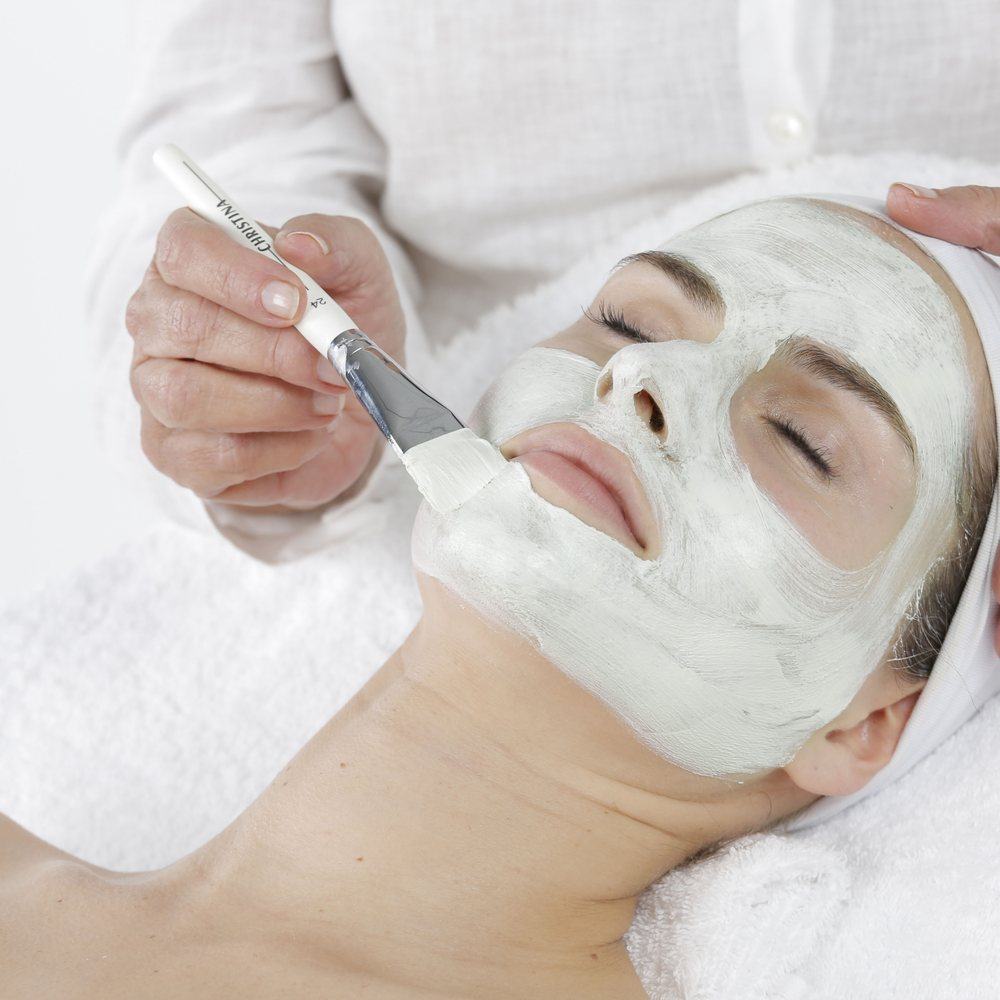 Auftrag der Zaatar-Maske mit dem Pinsel in der Kabine