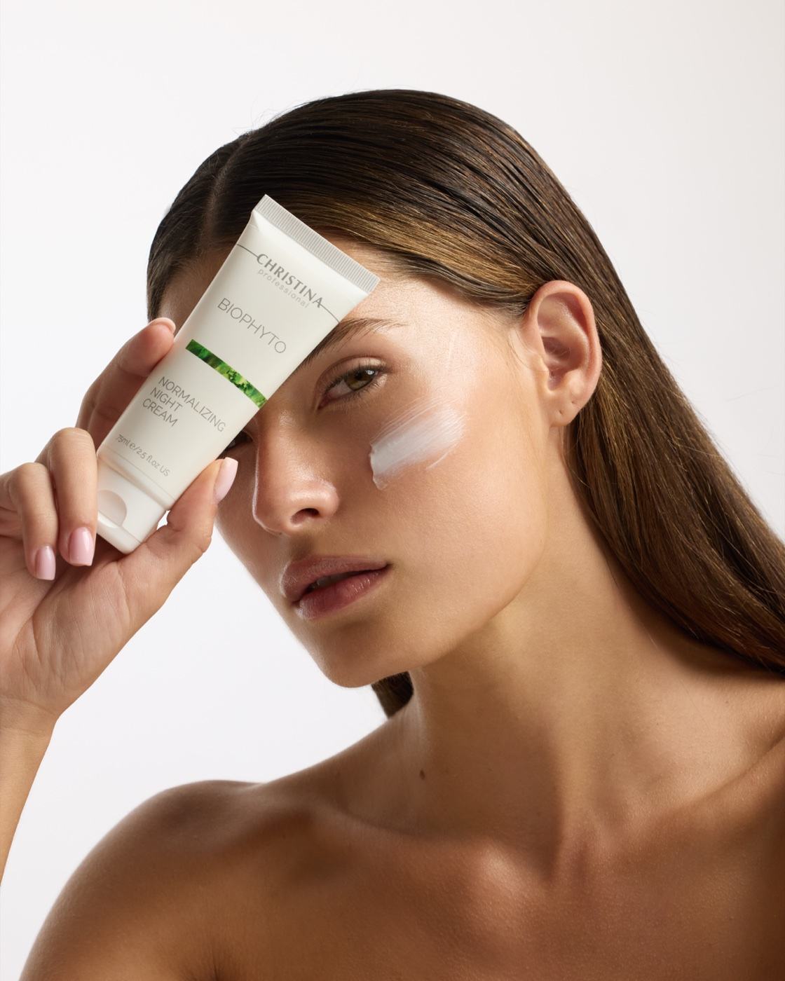 Bio-Phyto-Nachtcreme am Gesicht aufgetragen