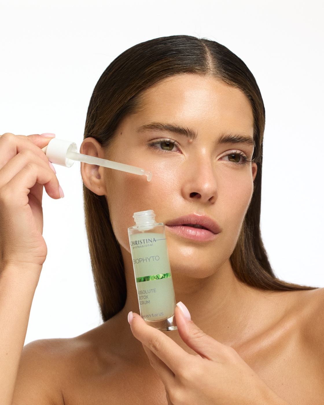 Nahaufnahme: Bio-Phyto-Serum wird mit der Pipette aufgenommen, weißer Fond